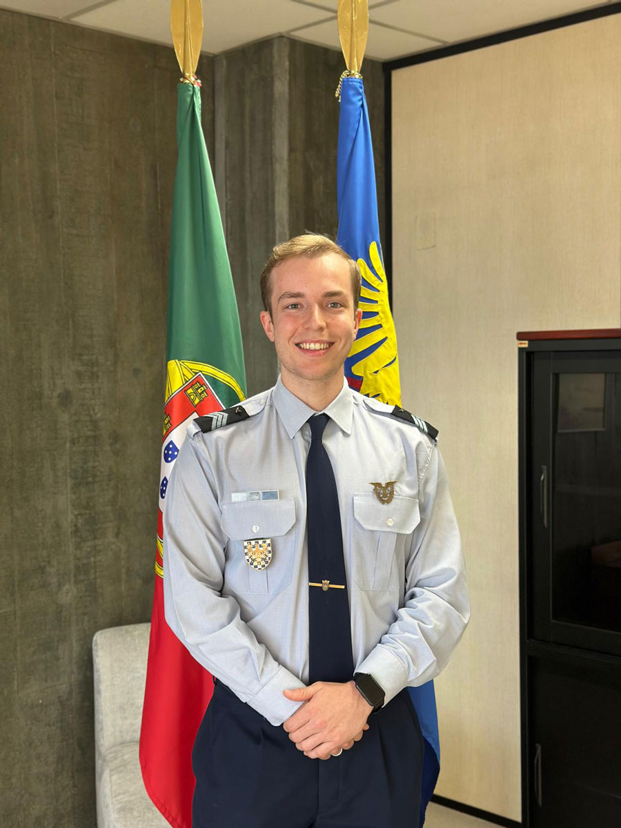 O treinador está a usar um uniforme de polícia.